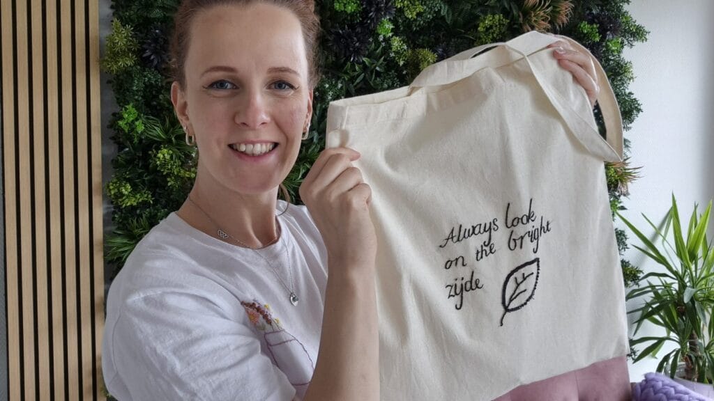 Geborduurde tas met pailletten van september18.