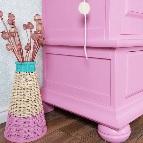 Mand weven met maiskoord en papier garen in naturel en roze.