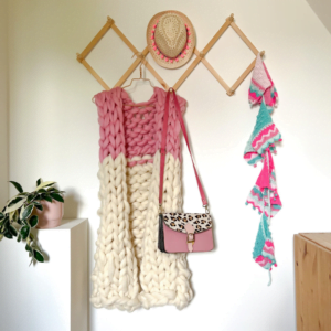 Lang vest van lontwol gebreid met roze en ivoorkleurige lontwol.