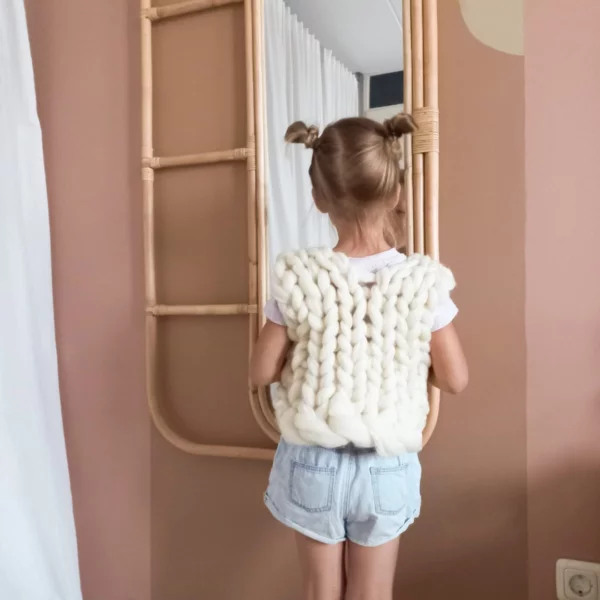 Kids vestje gebreid van lontwol door de wol te splitsen.