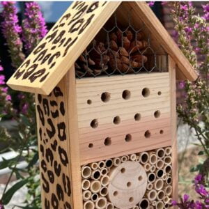 Insectenhuisje van hout decoratief bewerkt met de houtbrander.