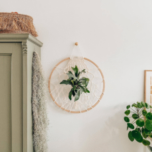 Wandhanger met macrame met een hoepel.