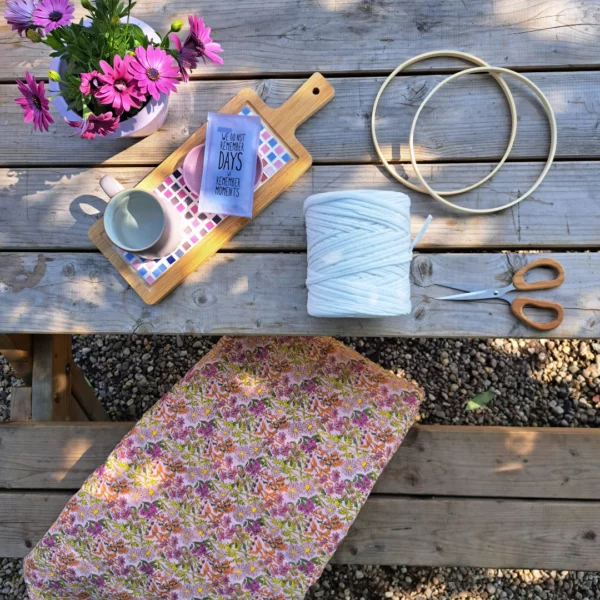 Hooked spaghetti in het wit, 2 houten ringen, een borrelplank en kleed op een picknicktafel, helemaal klaar voor een DIY project.