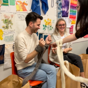 Boek een workshop deken breien en leer zelf een lontwol deken maken.
