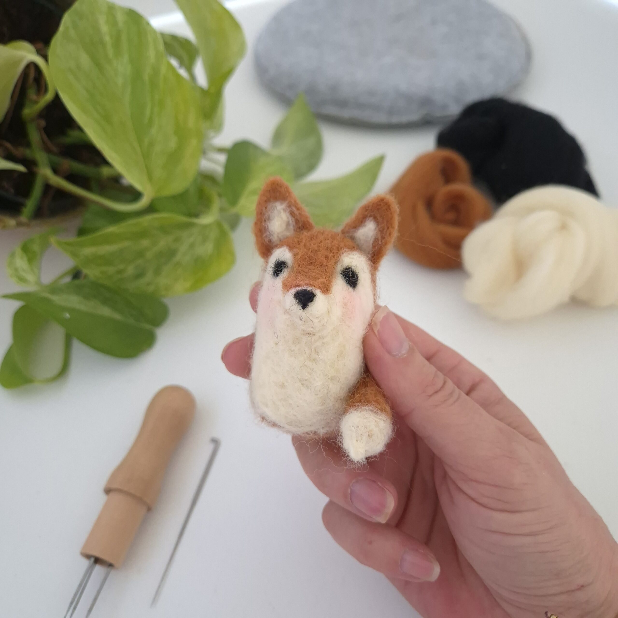 Vosje om te prikvilten met wol vezels voor de herfst.