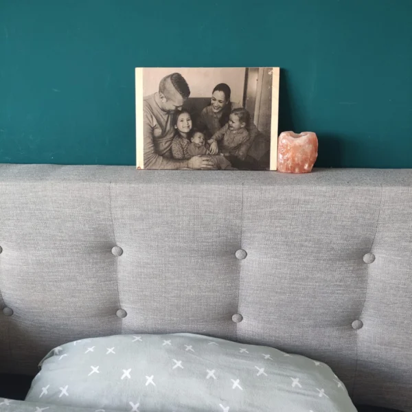 Gezinsfoto geprint op hout in zwart wit, neergezet op het bed board in de slaapkamer.