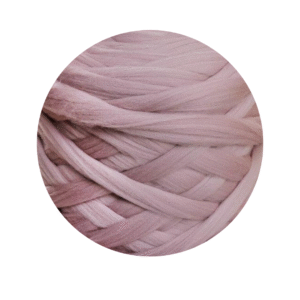 Biologisch geverfde lontwol in blush, en zachtroze poederkleur.