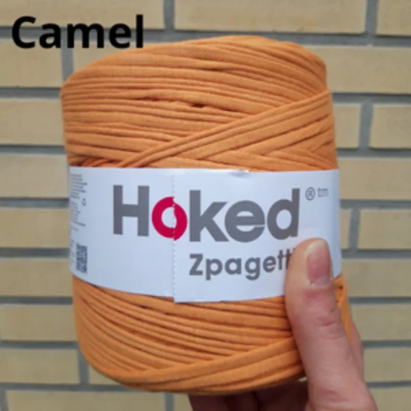 Hooked spaghetti in camel kleur.