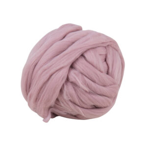 Bol lontwol in de kleur blush, een biologisch geverfde zachtroze lontwol 27 micron voor breien, spinnen, haken en macramé.