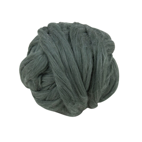 Bol lontwol in de kleur Fir Mix, een biologisch geverfde gemêleerde "oud groene" lontwol 27 micron voor breien, spinnen, haken en macramé.