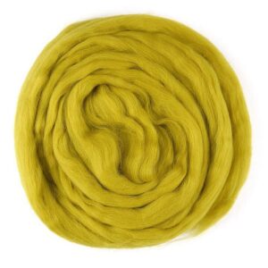 Bol lontwol in de kleur Mustard, een biologisch geverfde lontwol 27 micron voor breien, spinnen, haken en macramé.