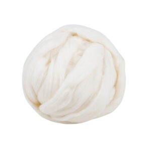 Bol lontwol in de kleur Winter White, een biologisch geverfde lontwol 27 micron voor breien, spinnen, haken en macramé.