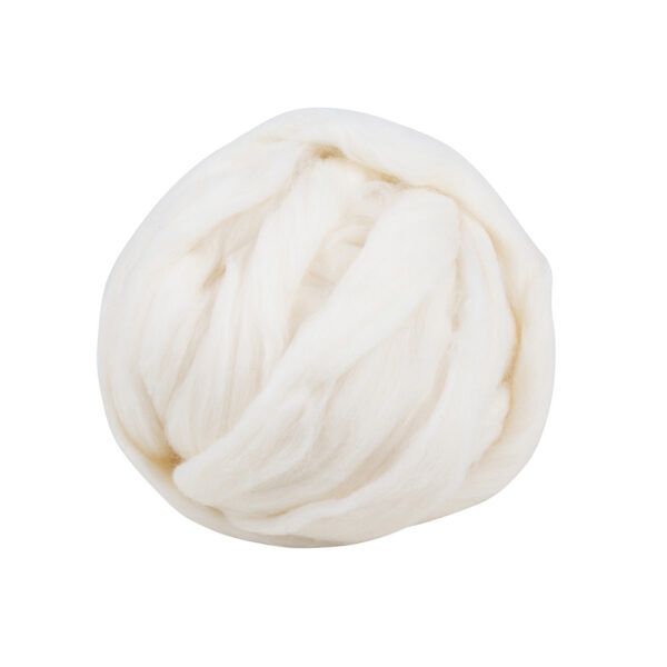 Bol lontwol in de kleur Winter White, een biologisch geverfde lontwol 27 micron voor breien, spinnen, haken en macramé.