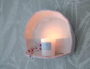 Wanddecoratie gemaakt van klei.