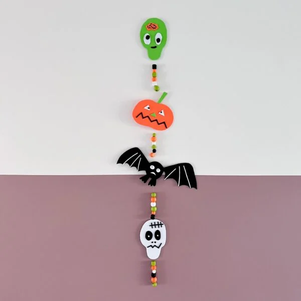 Hanger aan de wand met halloween magneten zelfgemaakt van foam.