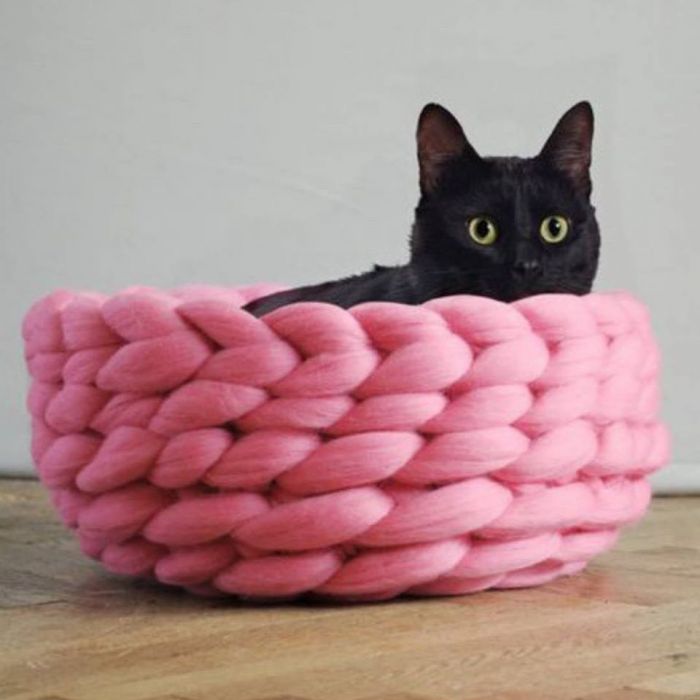 Kattenmand breien met lontwol in het roze met een zwarte kat erin.