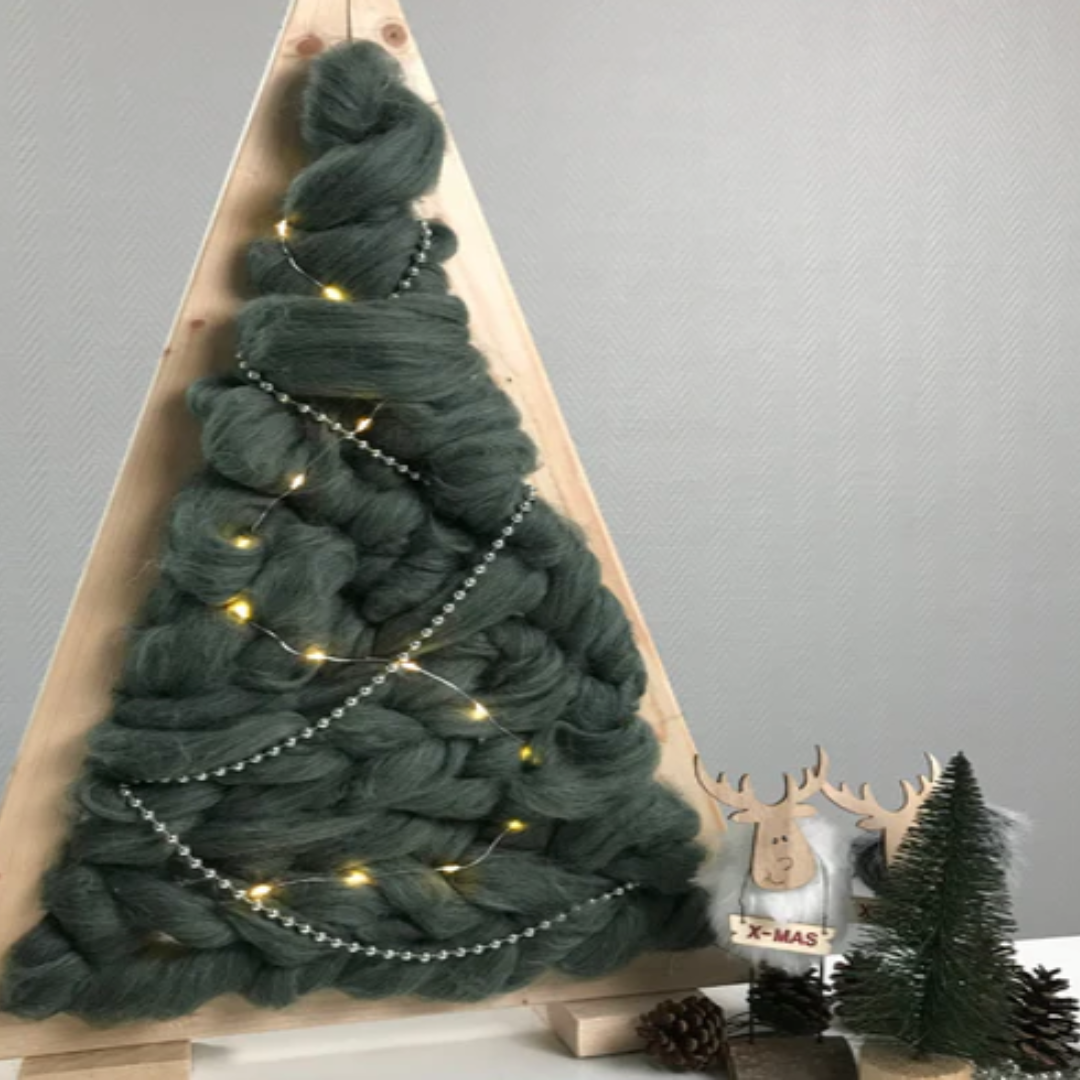 DIY pakket kerstboom weven met lontwol en versieren met lampjes.