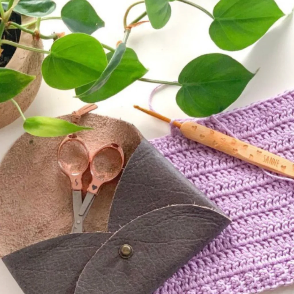 Een etui gemaakt van leer om bijvoorbeeld handwerk spulletjes zoals een haaknaald en schaar op te bergen.