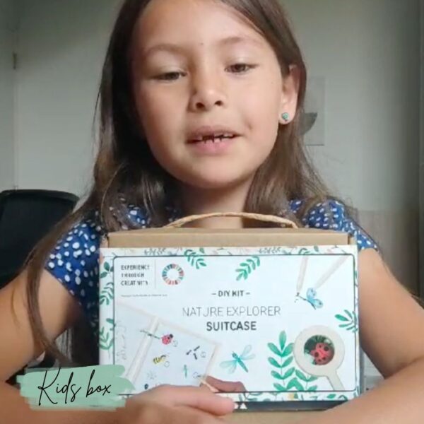 Jill laat zien wat de nieuwste kids box is voor de zomer met september18.nl; een knutsel koffertje om de natuur te ontdekken.