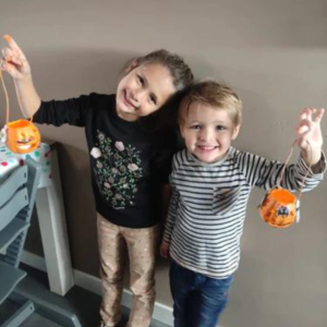 Jill en Morris laten hun zelf geschilderde pompoen zien voor Halloween van het Kids September DIY pakket.