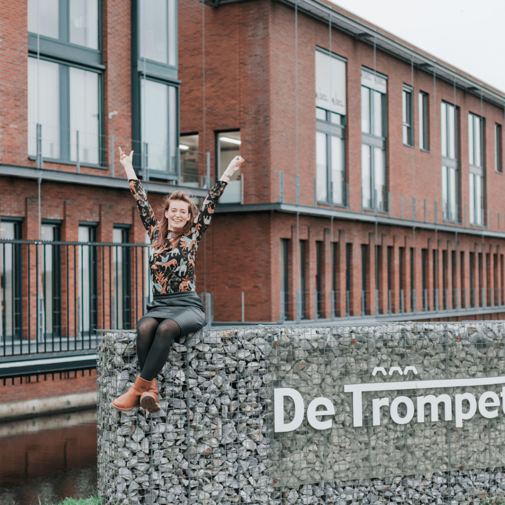 Sarah op bedrijventerrein De Trompet in Heemskerk waar September18 gevestigd is met kantoor.
