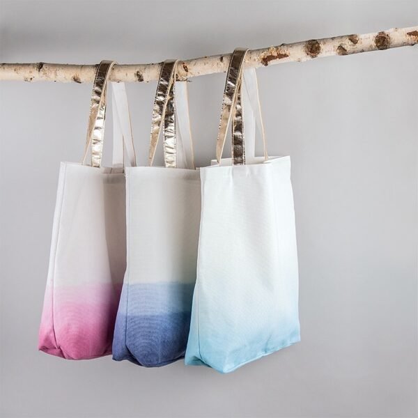 DIY dip dye van een canvas tas in roze, jeans blauw en turquoise blauw.