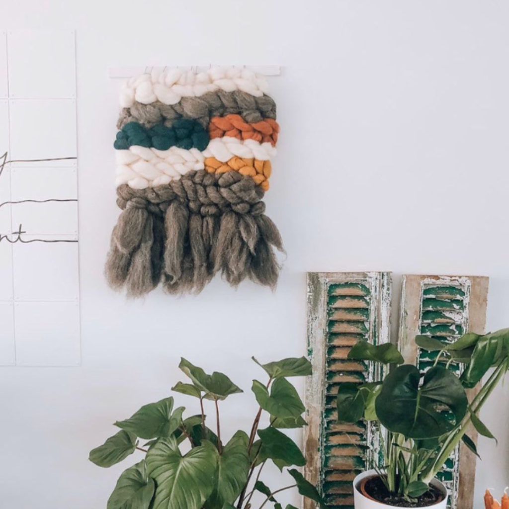 DIY wandhanger weven van lontwol in verschillende kleuren.