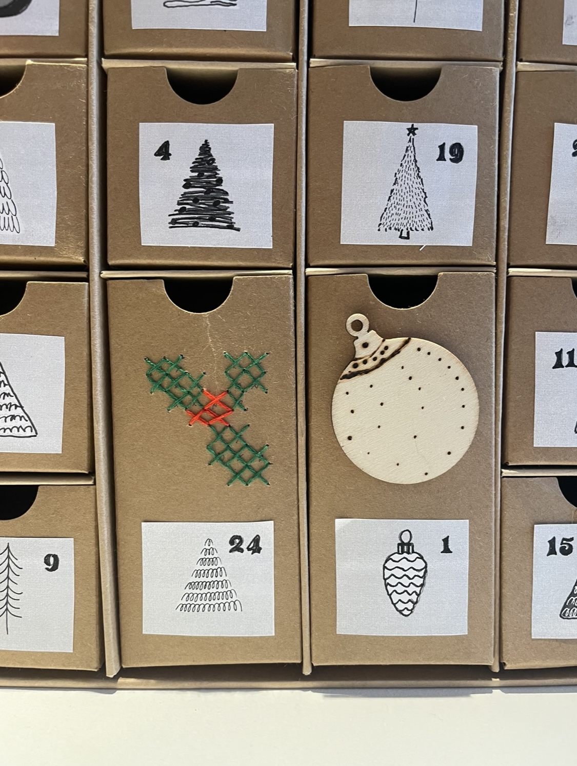 DIY box Advent Kalender geborduurd met besjes en houtbranden techniek op een houten kerstbal.