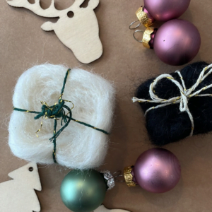 Deze pakketjes kun je zelf prikvilten met lontwol en ons DIY pakketje met instructie.