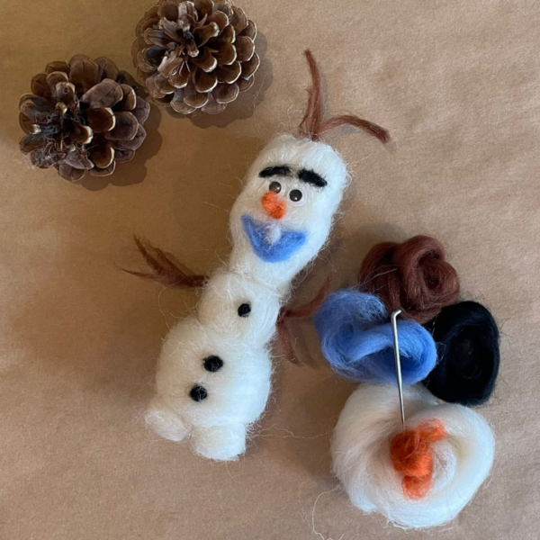 Olaf de sneeuwpop uit Frozen gemaakt van lontwol met de DIY techniek prikvilten.
