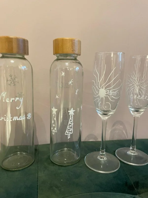 Voorbeelden DIY handlettering op glazen en karaffen.