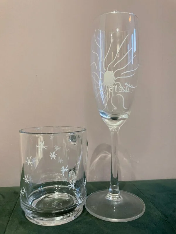 DIY Handlettering op een wijnglas en theeglas.