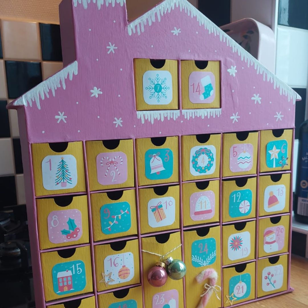 Advent Huis beschildert door Vrolijk Haakmeisje als DIY voor kerst.