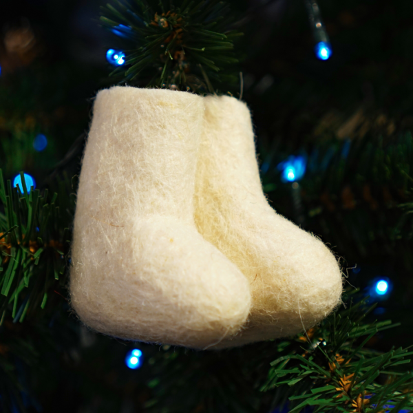 Gevilte schoenen van ivoorkleurige lontwol als DIY idee voor de kerst.
