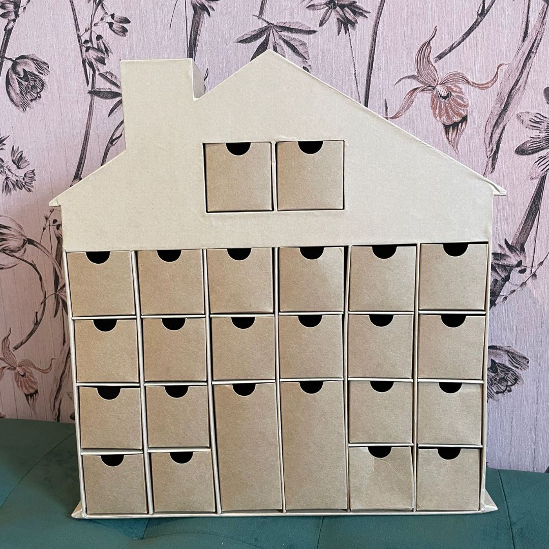 November DIY box september18 advent huisje van papier machee om zelf te versieren en te knutselen.