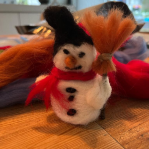 Sneeuwpop gemaakt met prikvilten met wol.