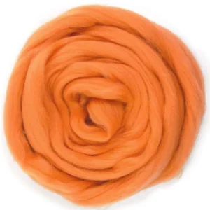 Bol fel oranje lontwol in clementine orange merino, biologisch geverfd.