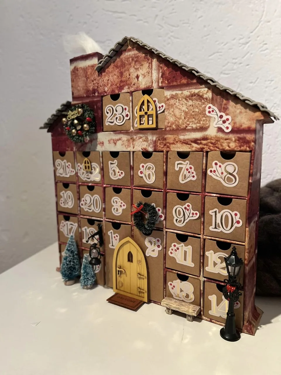 DIY adventhuis knutselbox versierd door member Janet met kerstboompjes als decoratie.
