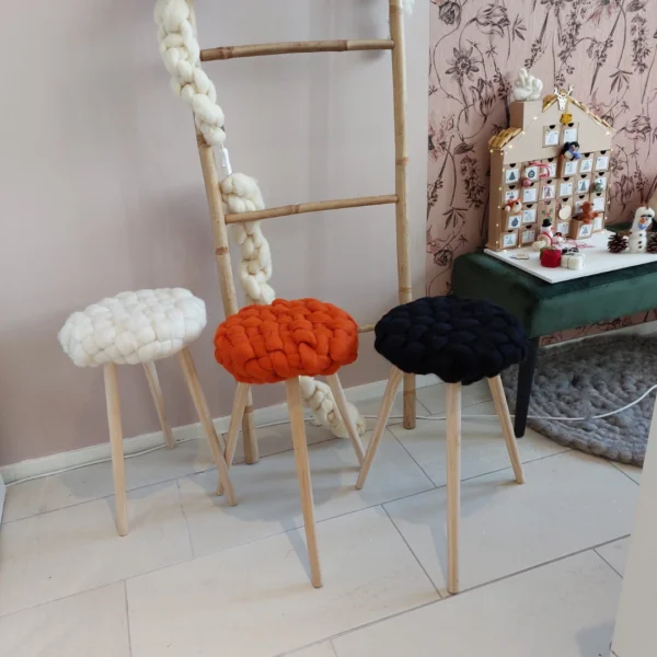 DIY box melkkruk met lontwol in ivoor, oranje en zwart als voorbeeld voor de maandelijkse box.