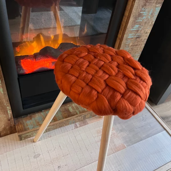 Melk kruk met een oranje hoes voor een brandende open haart met oranje vlammen.