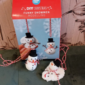 Verpakking van het DIY pakket voor kids om zelf sneeuwpoppen te maken met het voorbeeld ernaast.