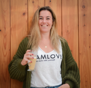 Online en offline coacht, spreekt en inspireert Carlijn je naar een nog leuker leven met meer rust in je hoofd.