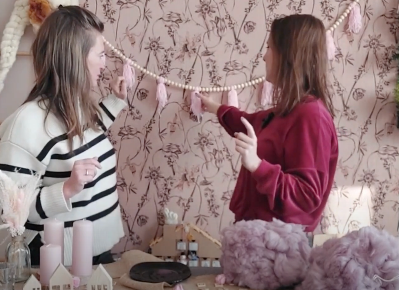 Sarah en Sarah van september18 laten zien hoe de babyshower versierd kan worden met doe het zelf ideeën zoals een slinger.
