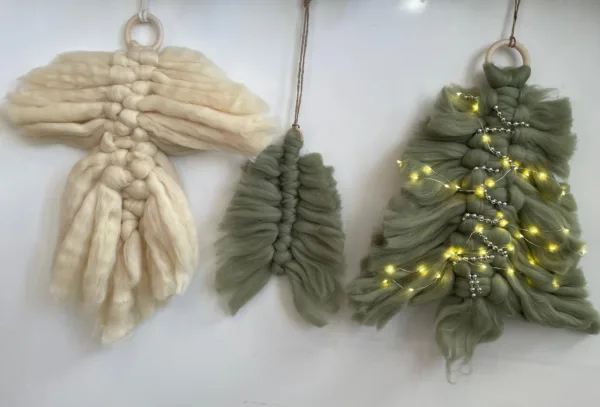 Kerstengel DIY, kerstboom DIY pakketjes met lontwol voor het goede doel. Opgehangen aan de wand.