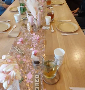 Een feestelijk gedekte tafel vol babyshower decoratie.