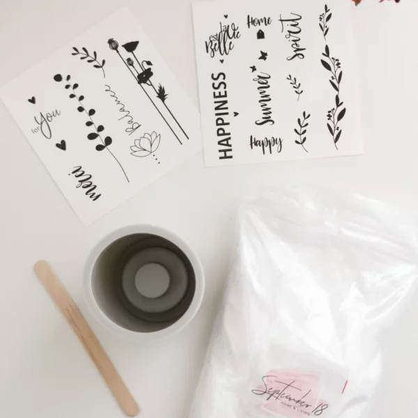 Voorbeeld DIY pakket zelf kaarsenhouders gieten met een siliconen mal, roerstaafje, raisin poeder en stickers om de kaarsen te versieren.