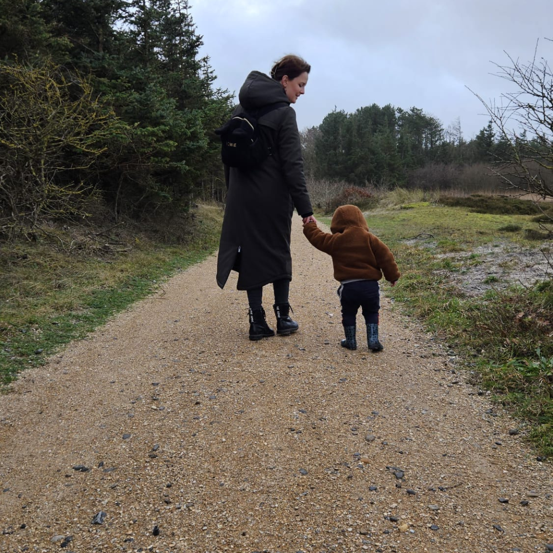 Sarina wandelt met haar zoontje Bowie in de natuur.