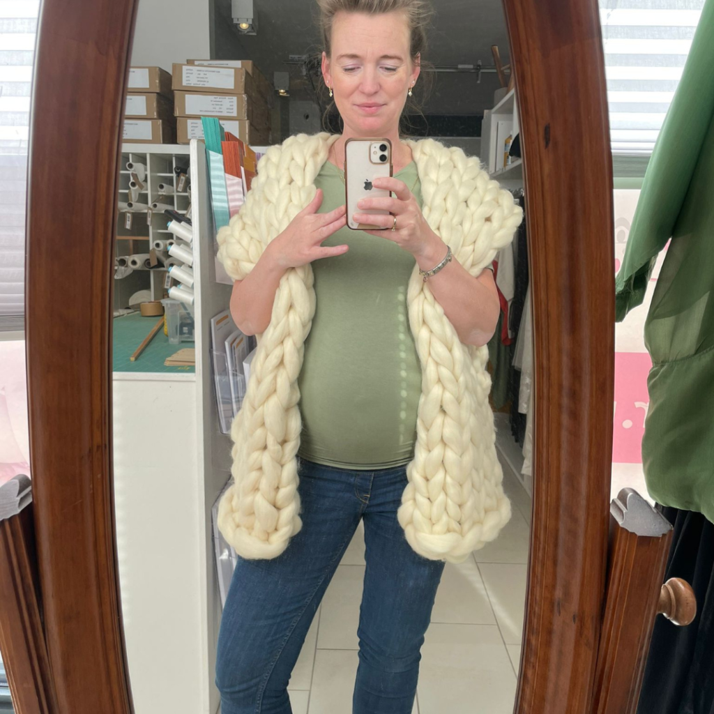 Goede voornemenens; sarah met een vest van lontwol in de spiegel zwanger van Indy.