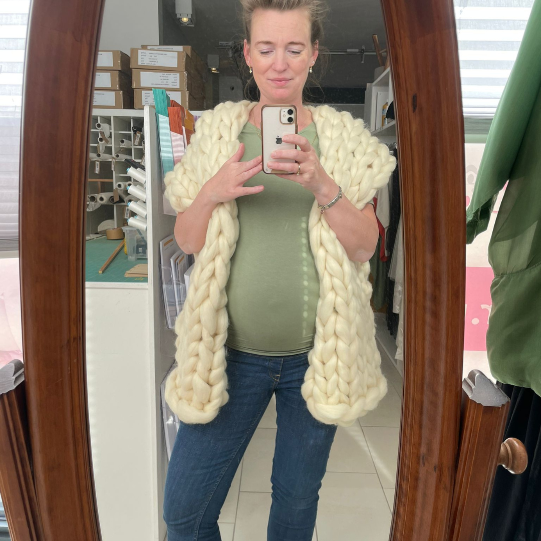 Goede voornemenens; sarah met een vest van lontwol in de spiegel zwanger van Indy.