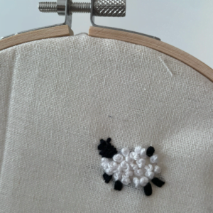 Schaapje borduren op linnen in een borduurring met Franse knoopjes.